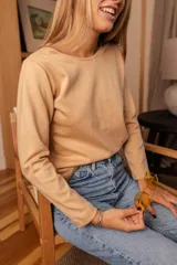 Remera de manga larga con cuello redondo, confeccionada en tejido de punto liso, de corte clásico y ajuste cómodo.