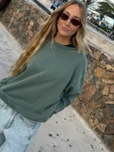 Buzo verde de algodón, corte oversize.