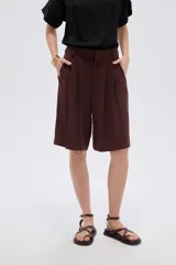 Short ancho de poliéster color negro, de tiro alto y diseño sastrero con pinzas en el frente.