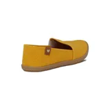 Zapatilla casual Moleca para mujer, tipo alpargata baja de color amarillo, con perforaciones en toda la capellada para mayor ventilación, suela texturizada tipo yute y detalle de aplique marrón con un corazón metálico en el talón.