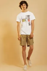 Bermuda cargo de corte recto en color beige, con bolsillos laterales tipo cargo con solapa y cierre de botón.