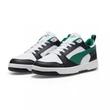 Championes Puma Rebound V6 Low, de diseño urbano con combinación de colores blanco, negro y verde. Presentan una silueta de corte bajo, con paneles laterales perforados para mayor ventilación y la icónica franja lateral de la marca en contraste.