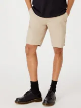 Bermuda de corte recto estilo chino, confeccionada en lino, con ruedo doblado y cierre frontal.