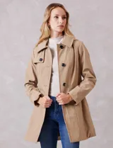 Gabardina trench de tejido repelente al agua en color beige. Presenta cuello con solapa ancha, cierre frontal con botones en tono carey, capucha desmontable y lazo de ajuste en la cintura. Incluye bolsillos laterales tipo ojal y forro interno a tono.