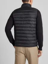 Chaleco acolchado negro Tommy Hilfiger, con cuello alto, cierre de cremallera, bolsillos laterales y logo bordado en el pecho.