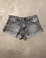 Short de jean gris con efecto lavado, tiro alto y ruedo desflecado.