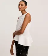 Blusa peplum blanca sin mangas con cuello redondo y ruedo asimétrico.