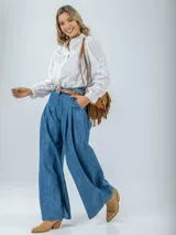 Pantalón wide leg de jean italiano, color celeste, con bolsillos laterales.