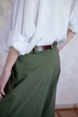 Camisa blanca de algodón con estampado de un galgo y la palabra "ocio" en el frente. Manga larga con puños y botones.