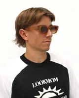 Lentes de sol color caramelo con lentes degradadas.