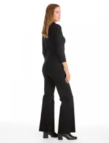 Buzo de tejido acanalado marca Rio & Rian, color beige, con cuello tipo polo con solapa y botones frontales, y mangas tres cuartos.