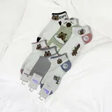 Pack de seis pares de medias de algodón de caña baja con puño acanalado y diseños estampados de ositos y flores en diferentes colores.