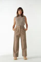 Pantalón de lana fina color crema, de tiro alto y pierna recta ancha.