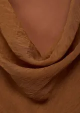 Vestido largo color marrón con cuello drapeado y tirantes anchos. Tejido con textura y diseño entallado. Ideal para eventos.