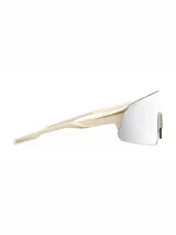 Lentes de sol Meller modelo Dua con diseño deportivo tipo pantalla. Presentan una montura color crema y lentes reflectantes plateados.