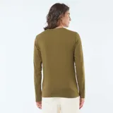 Remera de manga larga color verde oliva, de corte ajustado y cuello redondo.