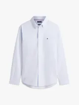 Camisa de manga larga de Tommy Hilfiger confeccionada en popelín de algodón con tecnología flex, con diseño de rayas clásicas en celeste y blanco, corte clásico, cuello con botones y el logo bordado en el pecho.