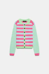 Chaqueta de punto a rayas horizontales en tonos rosado, celeste y verde claro, con cuello polo, manga larga y cierre frontal de botones negros.