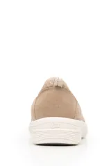 Slip on de malla color beige, con suela blanca.