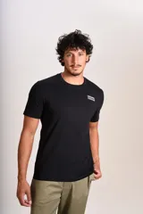 Remera de algodón negra con cuello redondo y mangas cortas. Presenta el logo de la marca estampado en blanco en el lado izquierdo del pecho.
