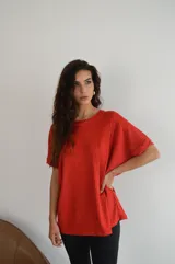 Remerón azul eléctrico de viscosa con mangas cortas y cuello redondo.