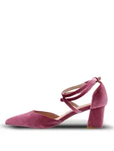 Zapatos de tacón medio cuadrado, confeccionados en terciopelo color fucsia. Presentan un diseño de punta fina con tiras cruzadas en el empeine y cierre ajustable con hebilla en el tobillo.