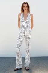 Pantalón flare stretch negro de tiro medio, con cintura elástica y botamanga acampanada.