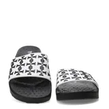 Sandalias de hombre Tiffosi Boots Cruz, modelo tipo slide en color negro con suela texturizada y tira ancha blanca con estampado geométrico en negro.