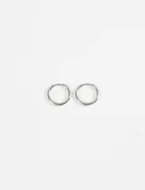 Par de aros tipo argolla pequeños de acero quirúrgico hipoalergénico color plateado.
