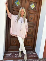 Blusa de corte holgado y diseño asimétrico, confeccionada en una combinación de satén y tejido de punto con viscosa. Presenta mangas largas y un acabado suave con caída fluida.