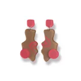 Par de aros colgantes con forma abstracta en color marrón con detalles en rosa y tope cuadrado rosa.