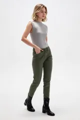 Pantalón jean skinny de calce medio, color negro.