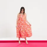 Vestido midi de tirantes con estampado de arabescos azules, corte recto y falda con volantes.