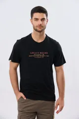 Remera azul de manga corta y cuello redondo, con texto bordado en el pecho.