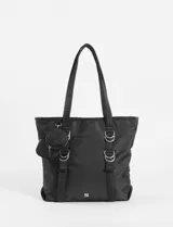 Cartera tipo shopper color negro, confeccionada en poliéster. Presenta doble asa de hombro, cierre principal y detalle de dos monederos circulares removibles sujetos por argollas metálicas en el frente.