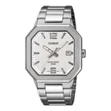 Reloj analógico Casio con caja octagonal de acero inoxidable y malla de eslabones plateada. Presenta una esfera blanca con índices aplicados, números 12 y 6, y ventana de calendario a las tres.