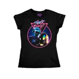 Remera negra de corte entallado con estampa frontal de Daft Punk en estilo retro neón.