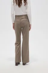 Pantalon de vestir de corte recto y tiro alto, con estampado de cuadros pequeños en tonos marrones y beige.