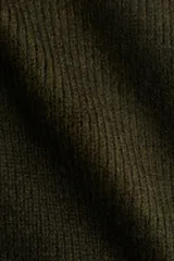 Vestido corto sin mangas confeccionado en tejido de punto fino acanalado, con cuello tortuga bajo, cuerpo entallado y falda con leve vuelo.