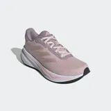Championes de running Adidas Response, color rosa pálido con detalles en gris lila y tres franjas laterales en tono rosado metálico. Cuentan con mediasuela de EVA blanca y suela exterior de caucho negra.