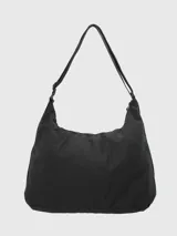 Bolso tipo hobo de color negro, diseñado para actividades deportivas como yoga o pilates. Cuenta con un compartimento especial para transportar un mat de yoga, cierre principal y bolsillos laterales con cierre.