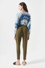 Pantalón babucha negro con cintura elastizada y cordón ajustable.