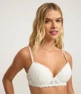 Soutien blanco con aro y copa moldeada, confeccionado en encaje floral. Posee breteles finos ajustables y cierre posterior por colchetes. El diseño presenta laterales anchos y un borde festoneado en la cintura.