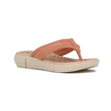 Sandalia tipo ojota color durazno, con plataforma beige y plantilla con textura.