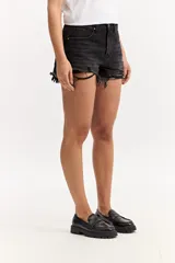 Short de denim negro de tiro alto, con roturas y lavado desgastado en el frente, y ruedos desflecados.