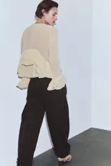 Pantalón cargo de tiro medio confeccionado en algodón, con diseño de pierna tipo balloon. Presenta bolsillos laterales de plastrón con solapa y botones a presión, trabillas en la cintura y detalle de trabilla con botón en el bajo.