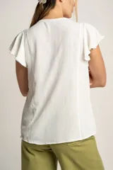 Blusa negra de manga corta con volados en los hombros, escote en V y cierre frontal con botones pequeños.