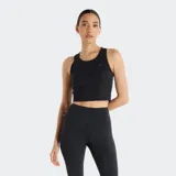 Musculosa deportiva New Balance color negro, de corte crop y cuello redondo, con tirantes anchos y textura acanalada. Presenta un pequeño logo NB en el pecho.