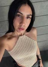 Top de crochet color beige, con diseño triangular tipo pañuelo y cuello halter.