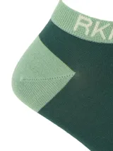 Medias cortas de fibra de bambú en color verde oscuro con detalles en verde claro en el talón, puntera y borde superior. Presentan el logo de la marca RKF tejido en el borde superior y en la puntera.